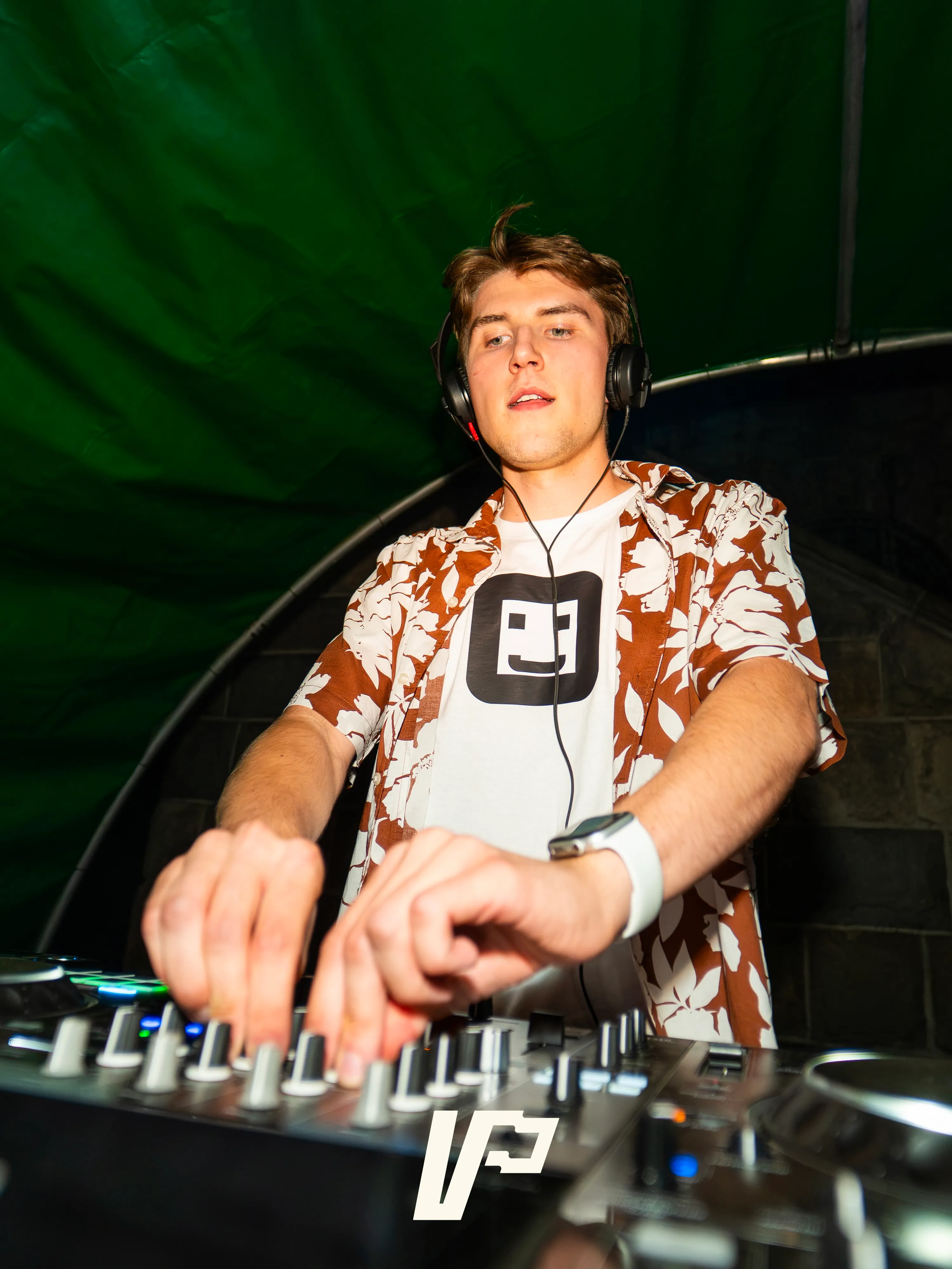THOMPSON at the decks